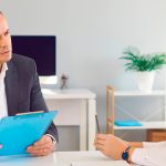 Por qué es tan difícil para los jóvenes conseguir empleo en este momento (y qué habilidades necesitan para destacar, según un experto de LinkedIn)